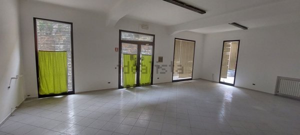 negozio in affitto a Montelabbate