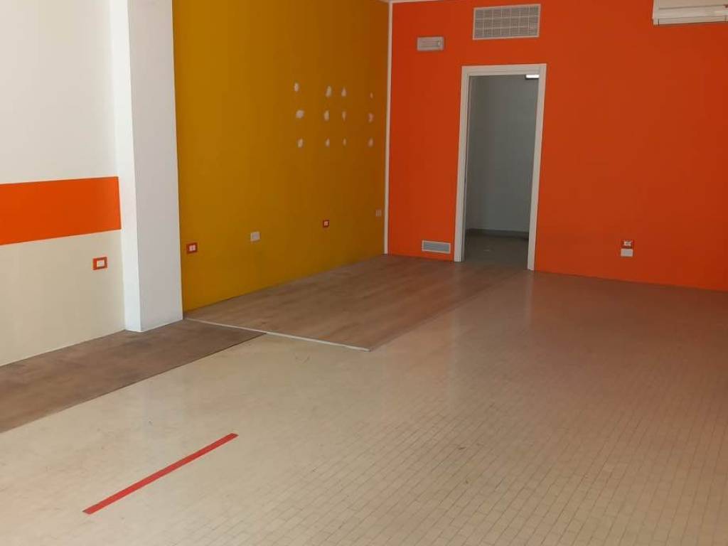 negozio in affitto a Pesaro in zona Muraglia