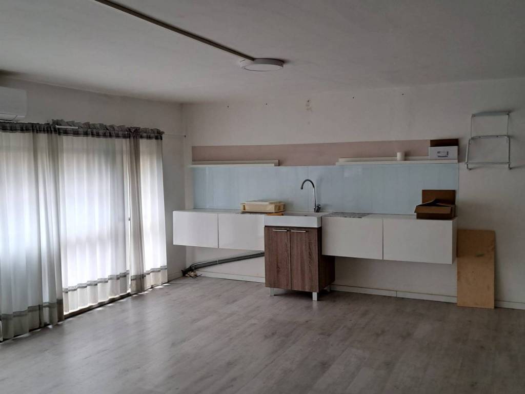 negozio in affitto a Pesaro in zona Montegranaro