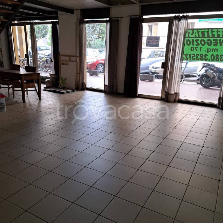 negozio in affitto a Pesaro in zona Montegranaro