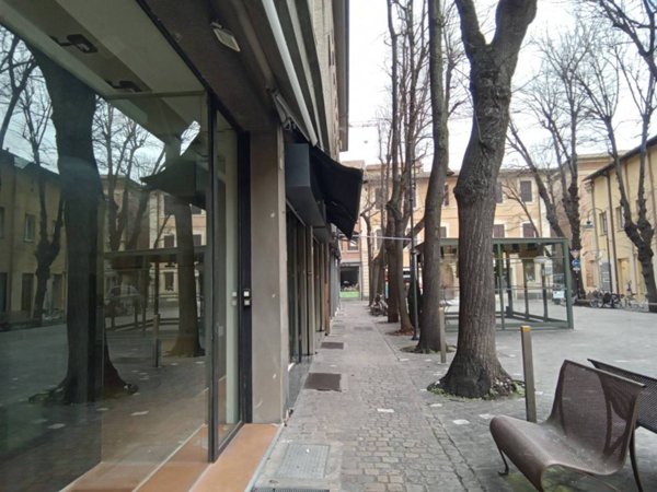 negozio in affitto a Pesaro in zona Centro Città