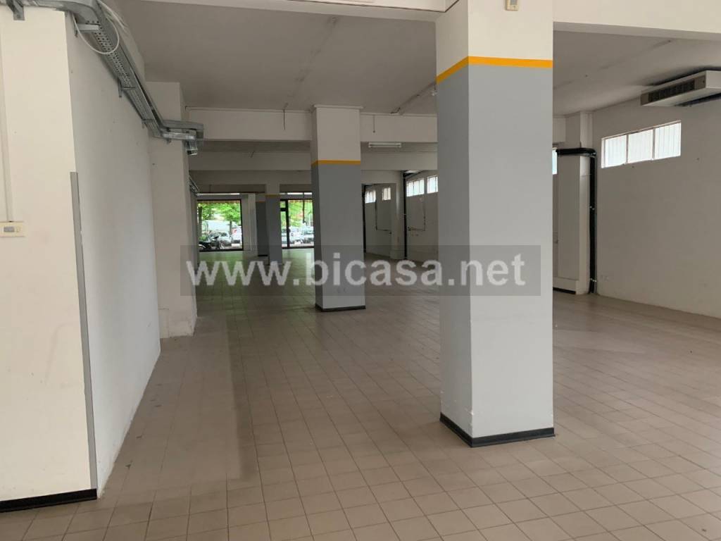 negozio in affitto a Pesaro in zona Santa Veneranda
