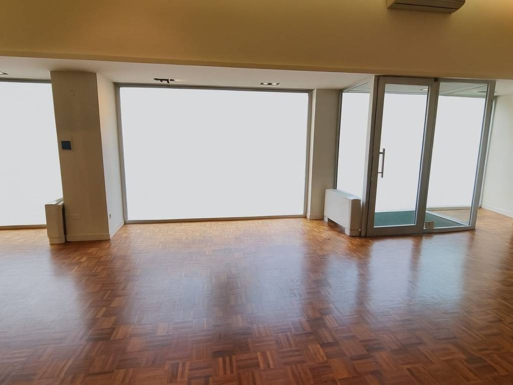 negozio in affitto a Pesaro in zona Centro Città