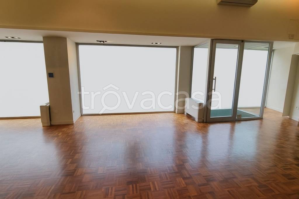 negozio in affitto a Pesaro in zona Centro Città