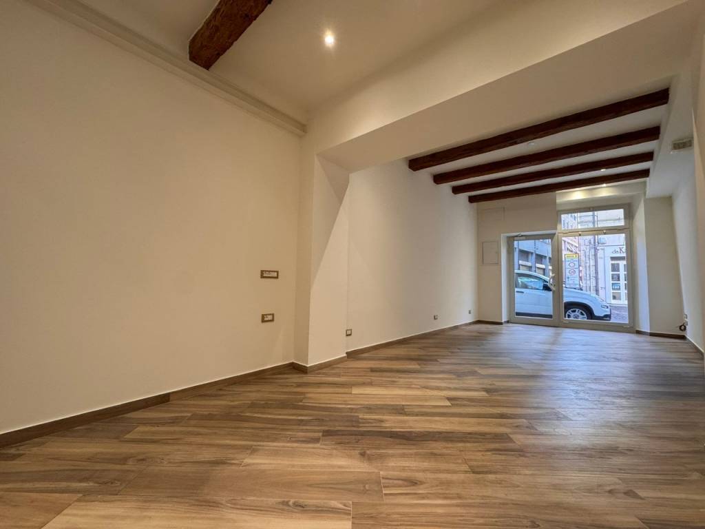 negozio in affitto a Pesaro in zona Centro Città