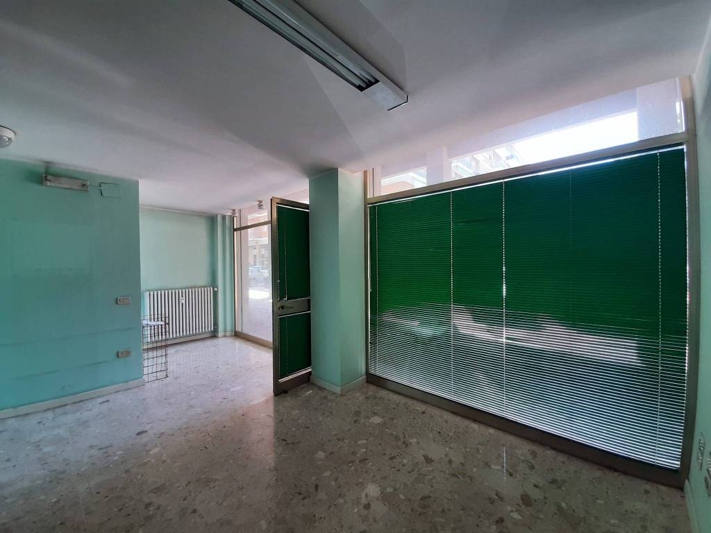 negozio in affitto a Pesaro in zona Muraglia