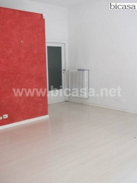 negozio in affitto a Pesaro in zona Centro Città