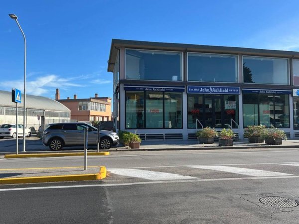 negozio in affitto a Pesaro in zona Soria