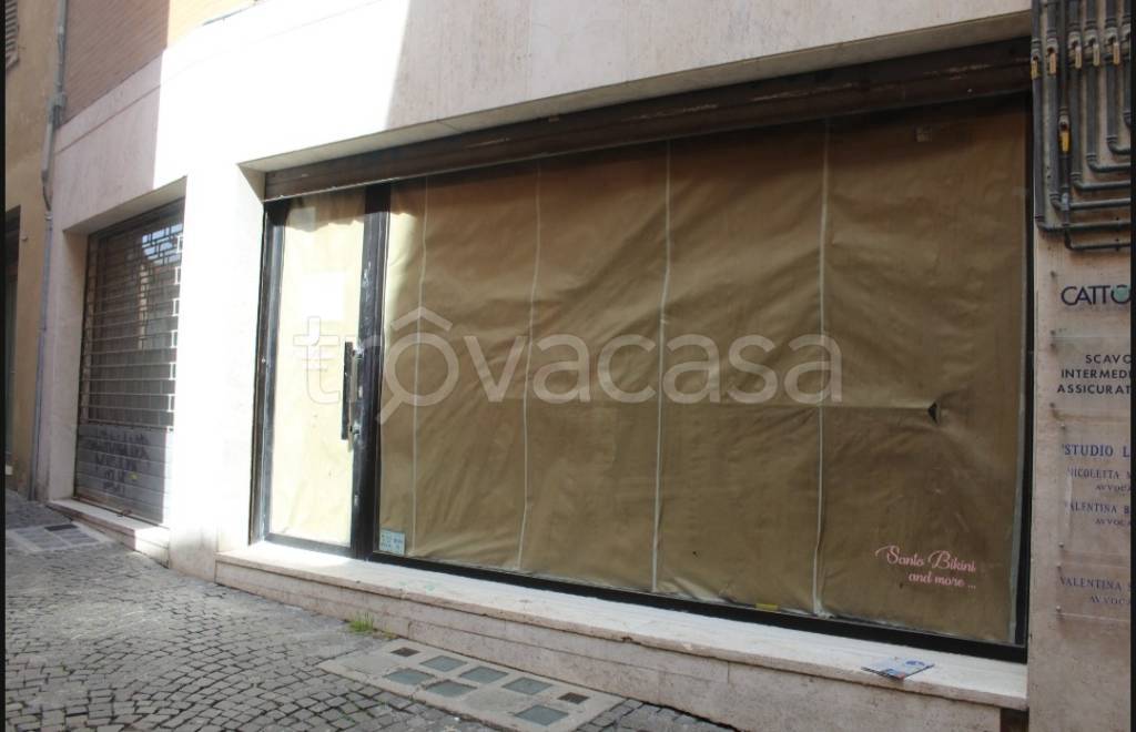 negozio in affitto a Pesaro in zona Centro Città
