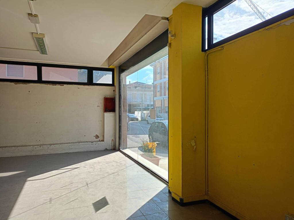 negozio in affitto a Pesaro in zona Soria