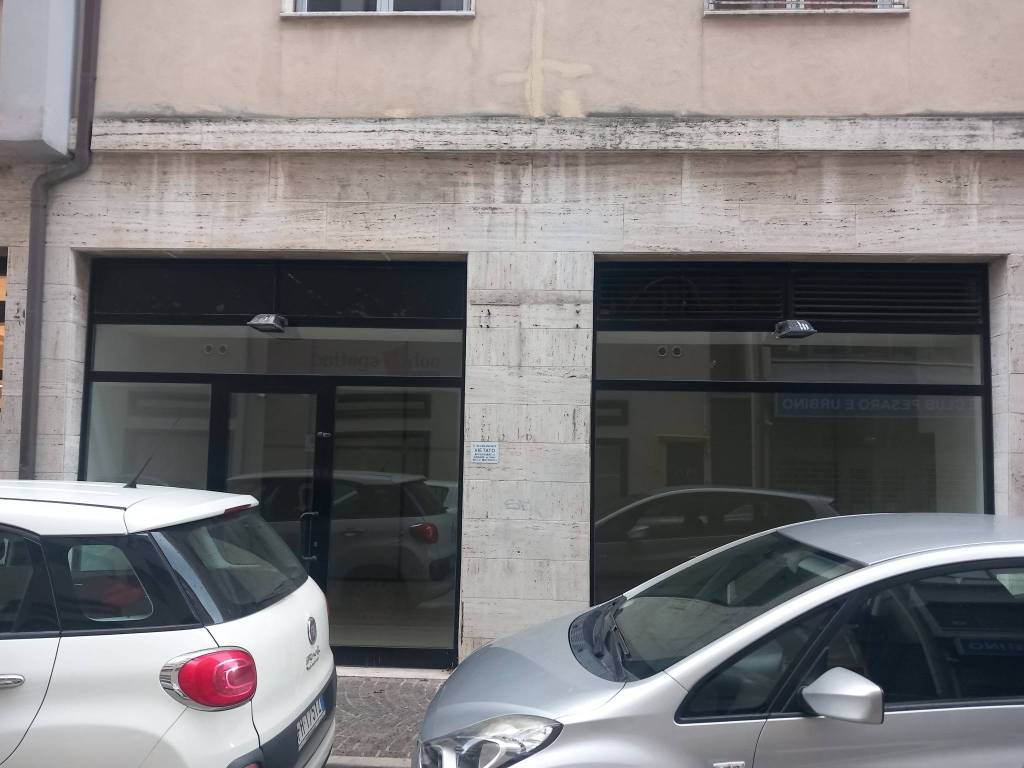 negozio in affitto a Pesaro in zona Centro Città
