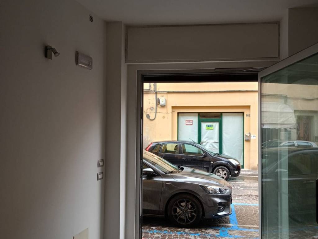 negozio in affitto a Pesaro in zona Centro Città