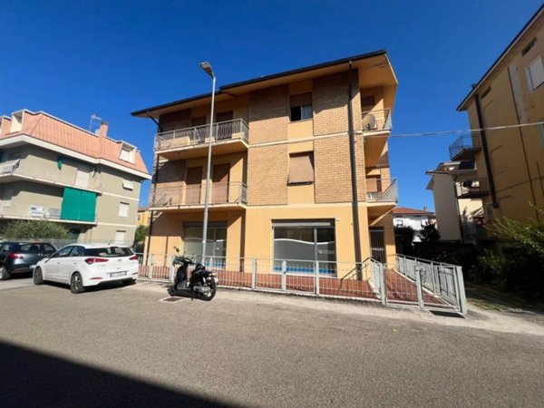 negozio in affitto a Pesaro in zona Pantano