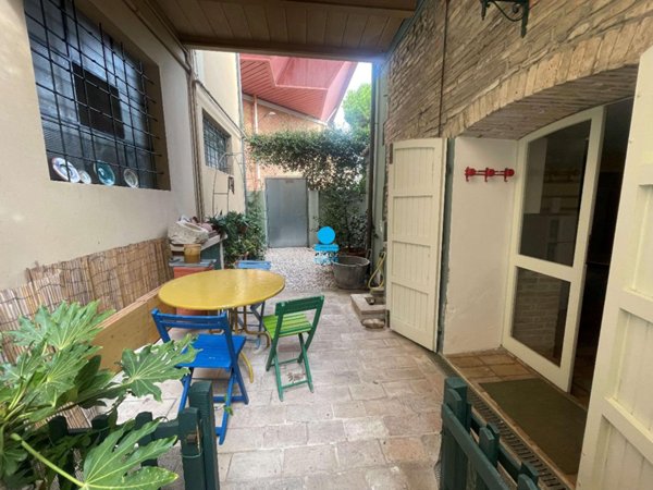 negozio in affitto a Pesaro in zona Porto
