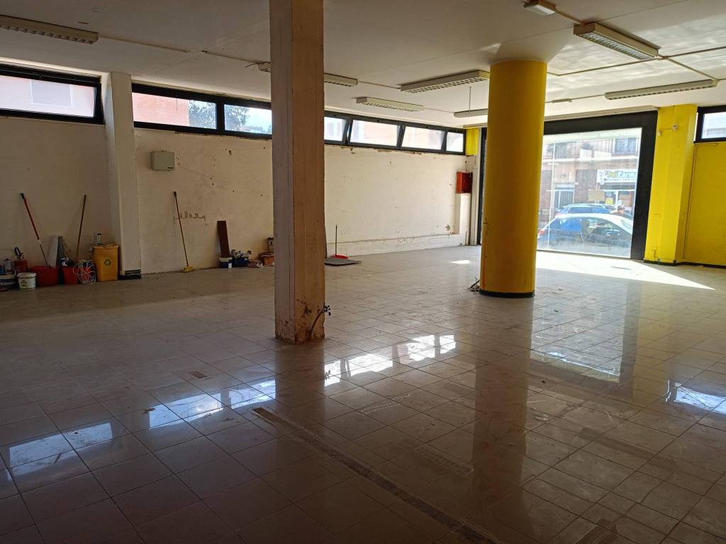 negozio in affitto a Pesaro in zona Soria