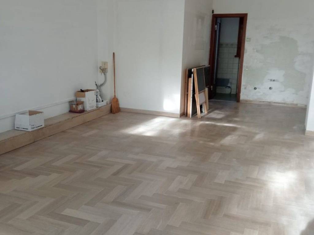 negozio in affitto a Pesaro in zona Mare