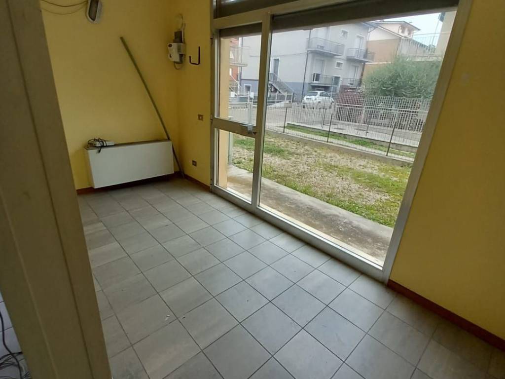 negozio in affitto a Pesaro in zona Pantano