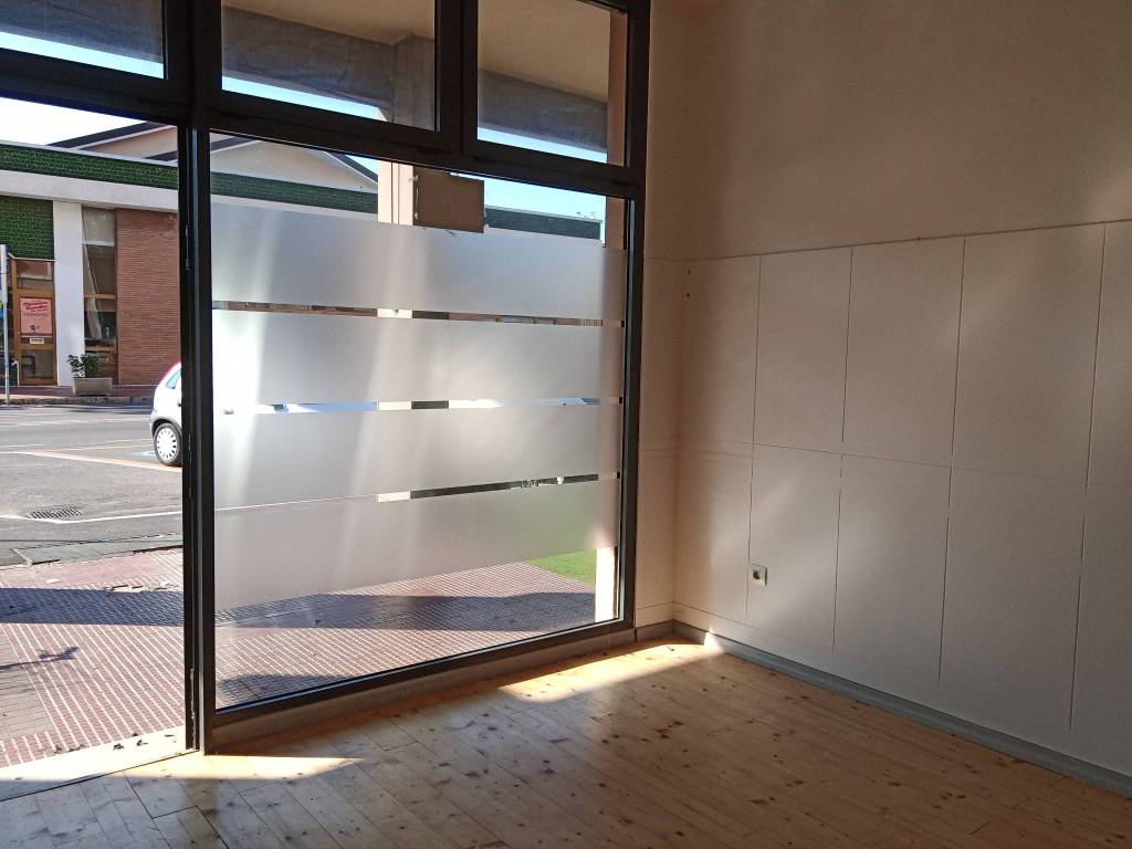 negozio in affitto a Pesaro in zona Pantano