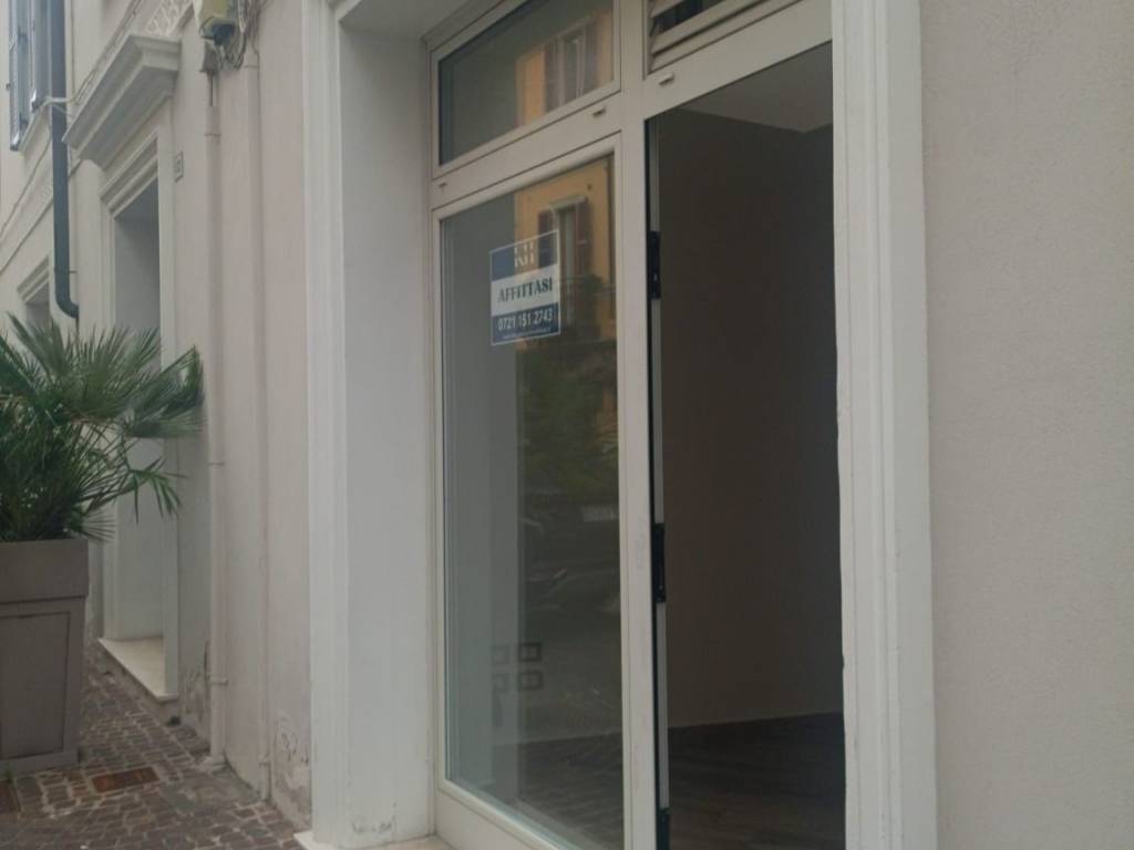 negozio in affitto a Pesaro in zona Centro Città