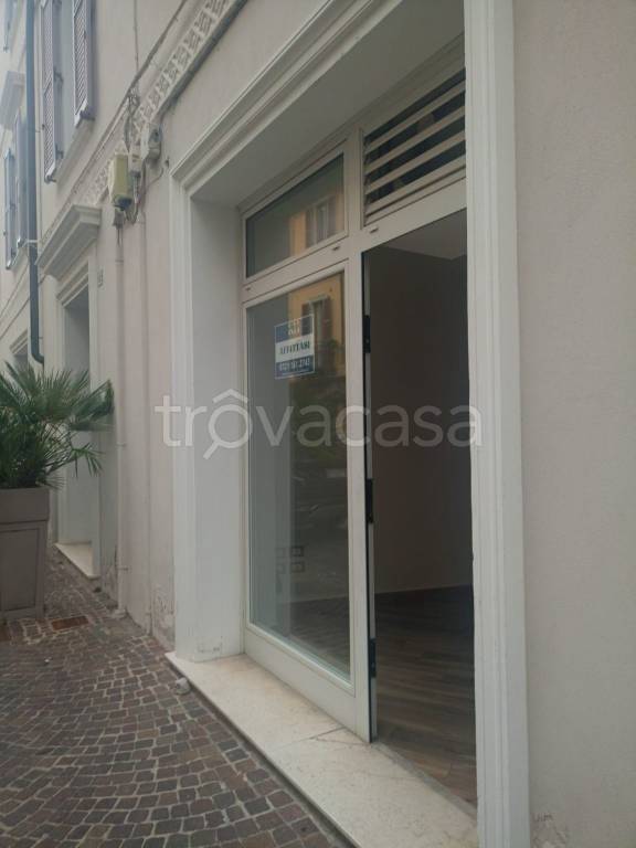 negozio in affitto a Pesaro in zona Centro Città