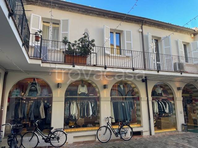 negozio in affitto a Pesaro in zona Centro Città