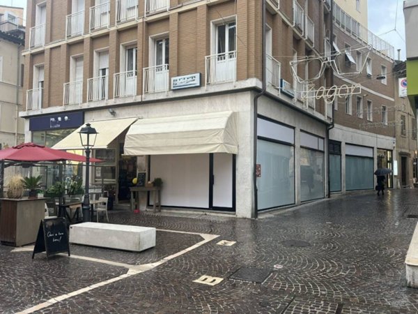 negozio in affitto a Pesaro in zona Centro Città