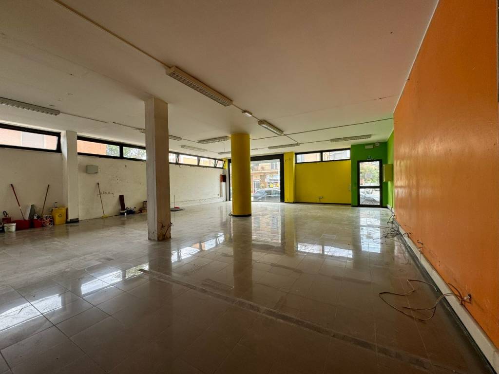 negozio in affitto a Pesaro in zona Porto