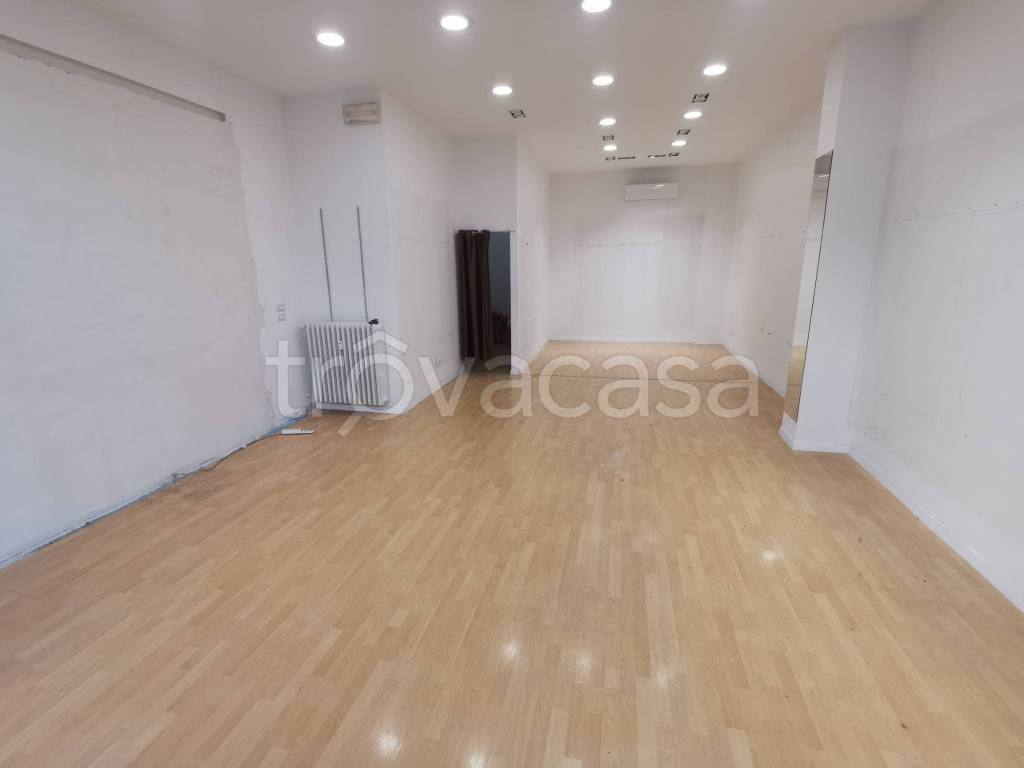 negozio in affitto a Pesaro in zona Novilara