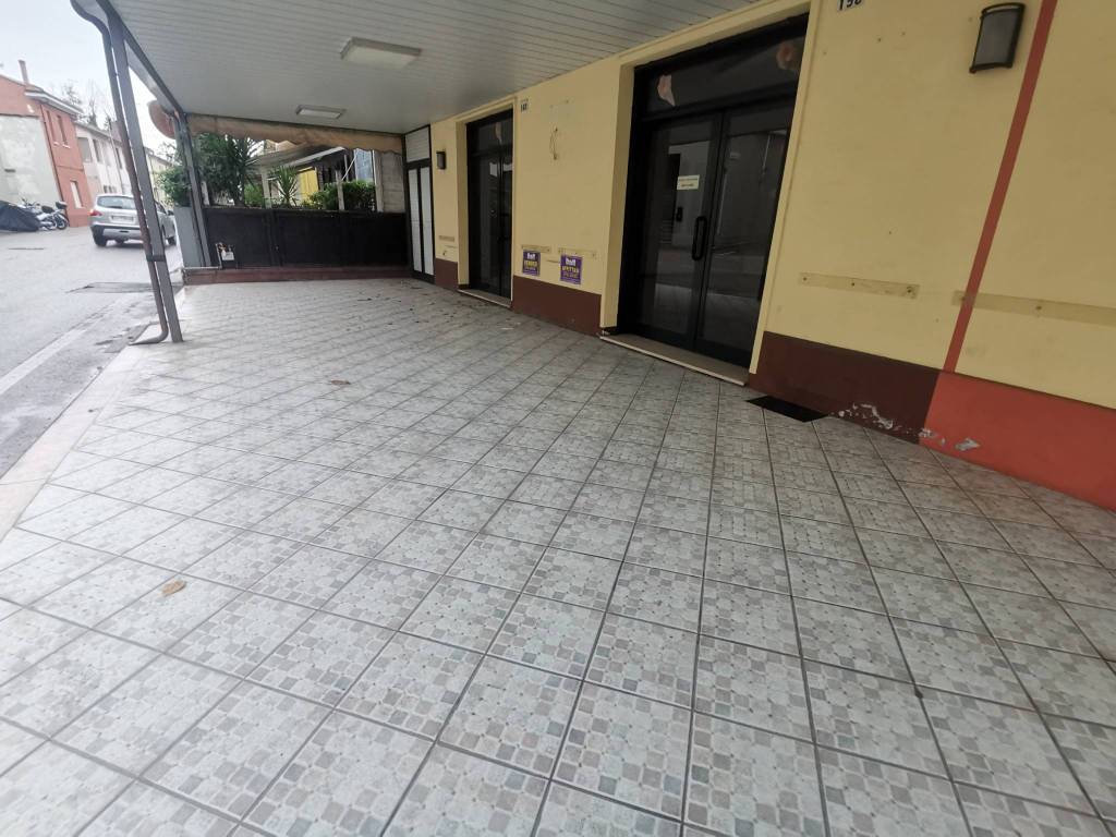 negozio in affitto a Pesaro in zona Villa Fastiggi