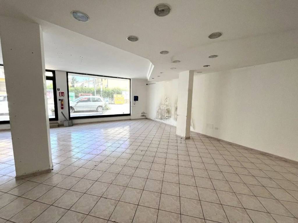 negozio in affitto a Pesaro in zona Villa Ceccolini