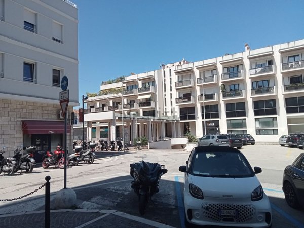 negozio in affitto a Pesaro in zona Centro Città
