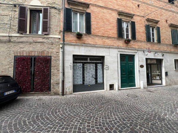 negozio in affitto a Pesaro in zona Centro Città