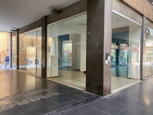 negozio in affitto a Pesaro in zona Centro Città
