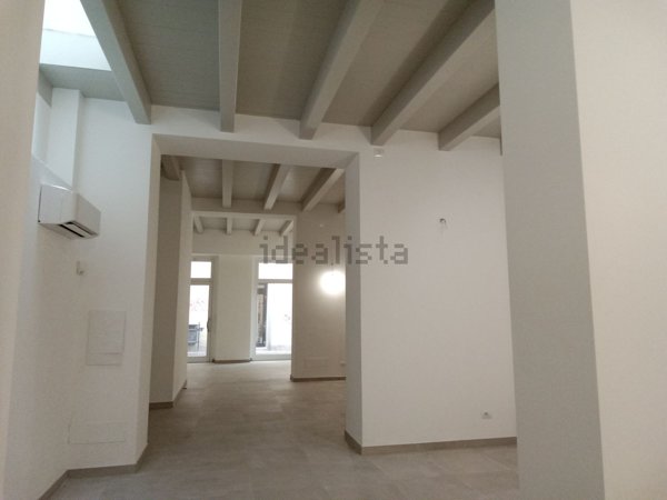 negozio in affitto a Pesaro in zona Centro Città