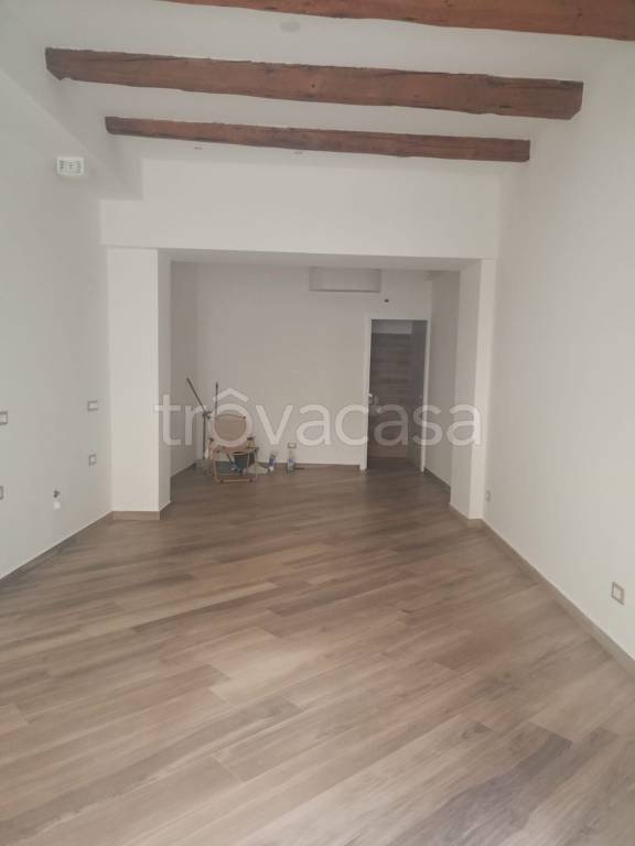 negozio in affitto a Pesaro in zona Centro Città