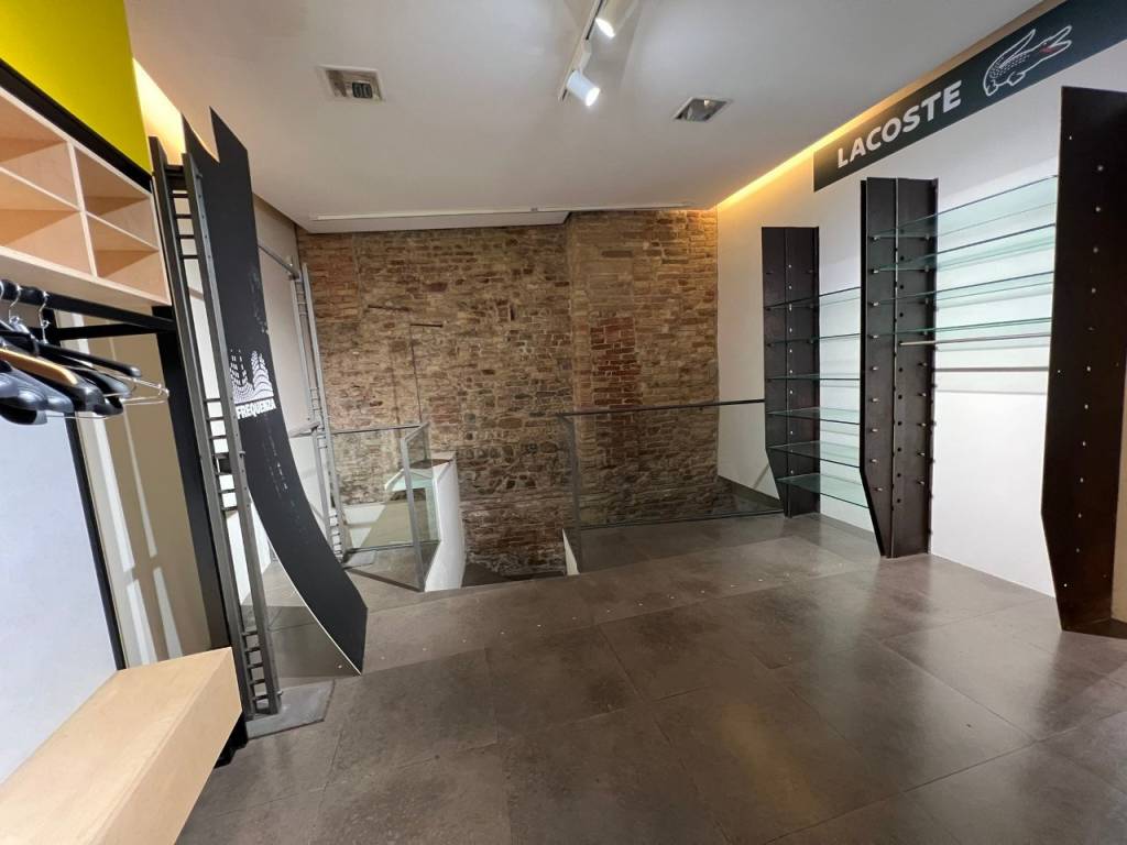 negozio in affitto a Pesaro in zona Centro Città