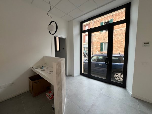 negozio in affitto a Pesaro in zona Mare