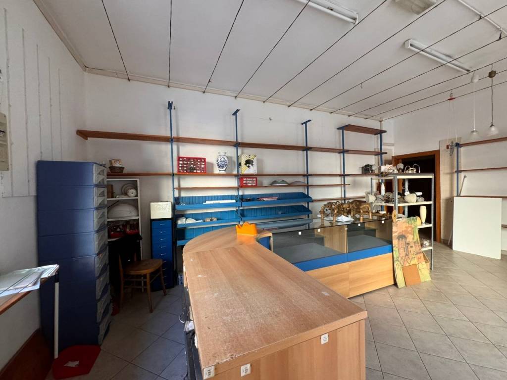 negozio in affitto a Pesaro in zona Centro Città