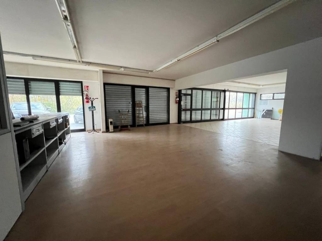 negozio in affitto a Pesaro in zona Vismara