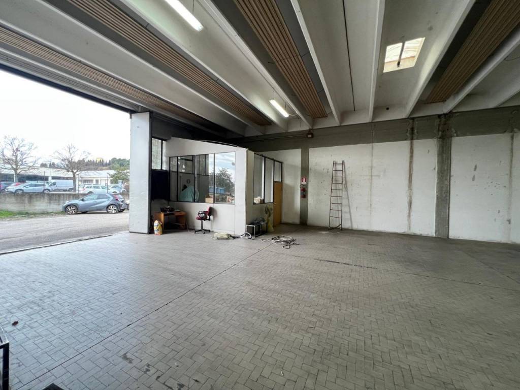 locale commerciale in affitto a Pesaro in zona Vismara