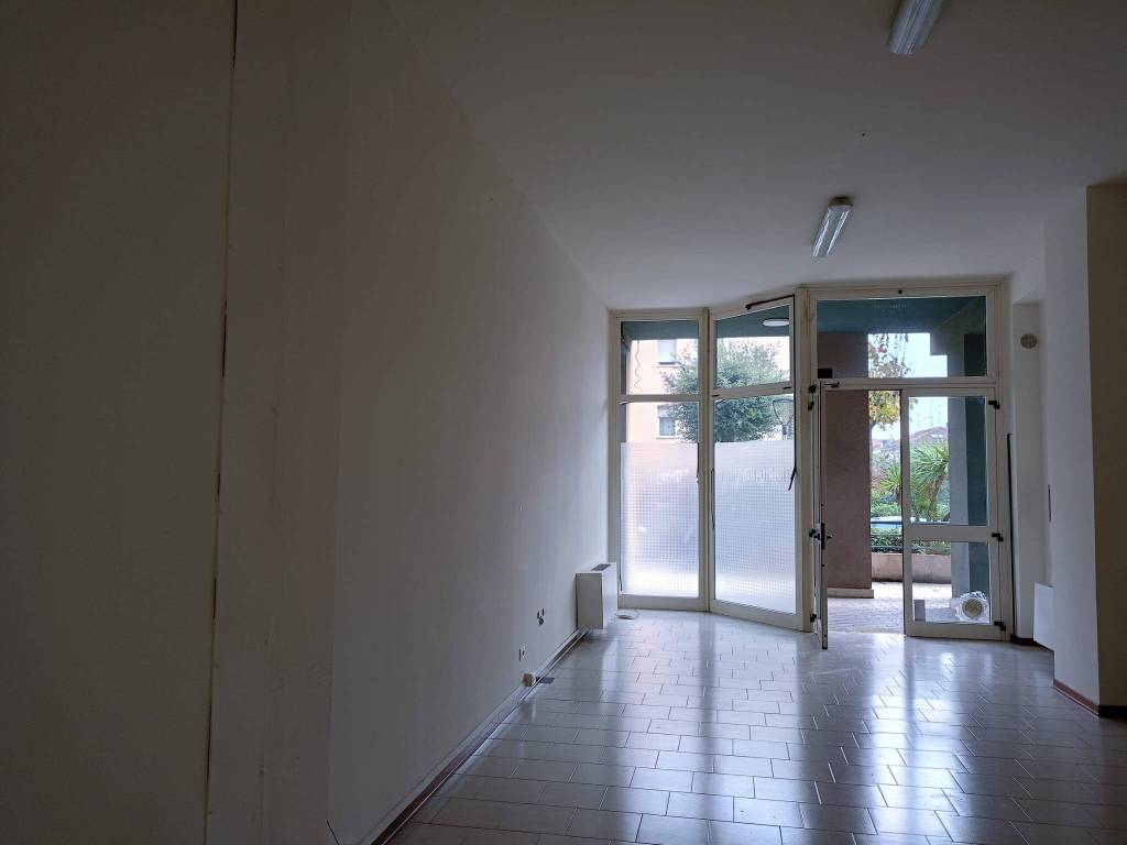 negozio in affitto a Pesaro in zona Soria