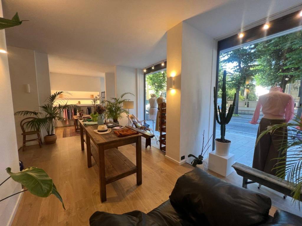 negozio in affitto a Pesaro in zona Centro Città