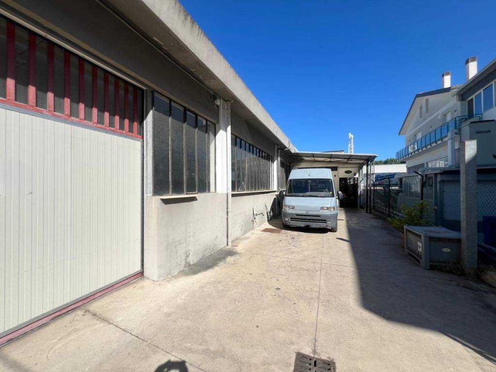 locale commerciale in affitto a Pesaro in zona Soria