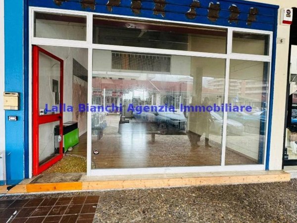 negozio in affitto a Pesaro in zona Baia Flaminia