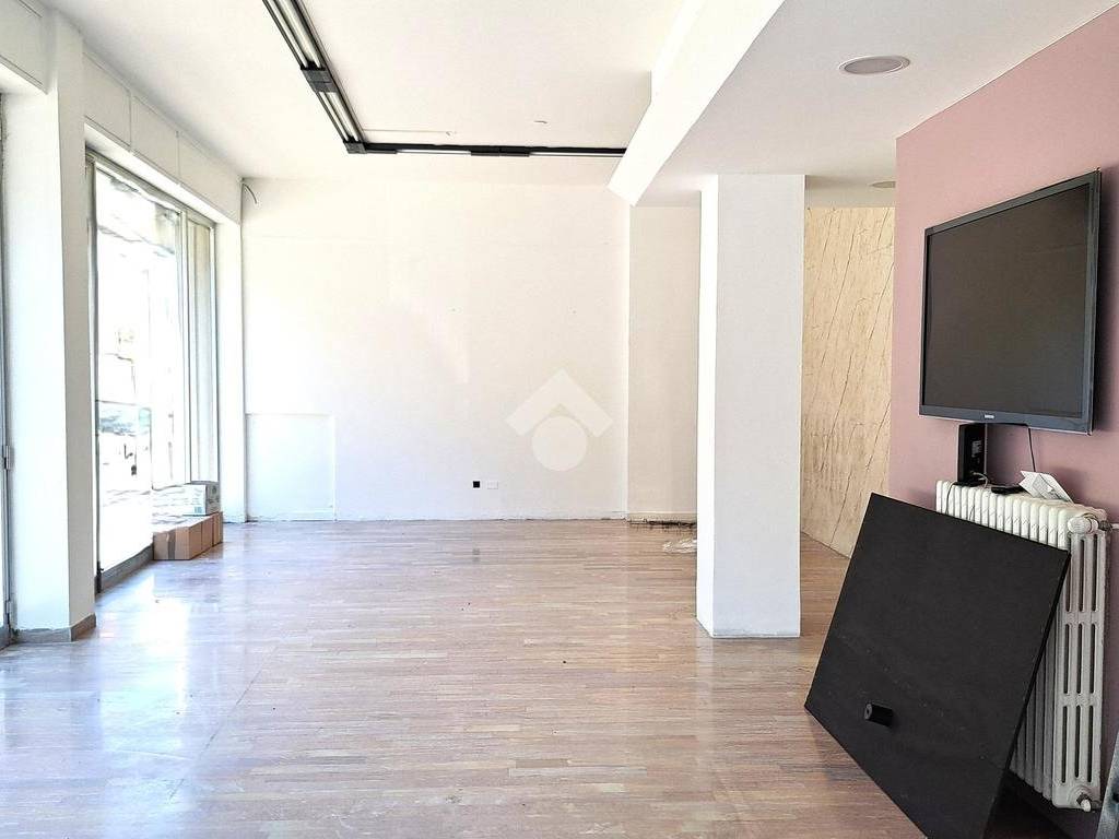 negozio in affitto a Pesaro in zona Mare