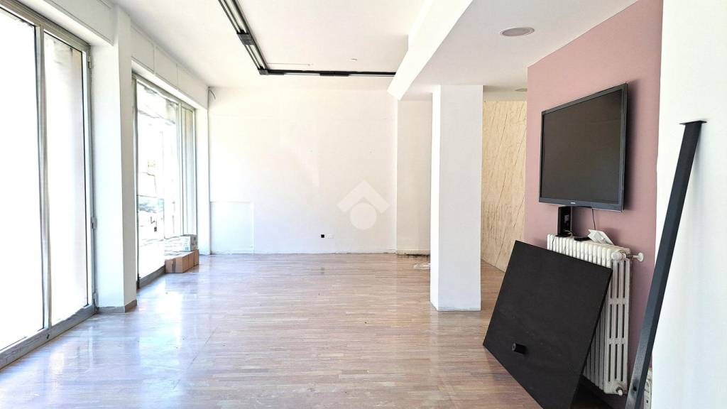 negozio in affitto a Pesaro in zona Mare