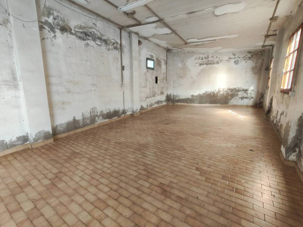 locale commerciale in affitto a Pesaro in zona Soria