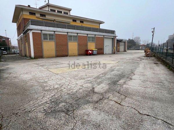 locale commerciale in affitto a Pesaro in zona Pantano