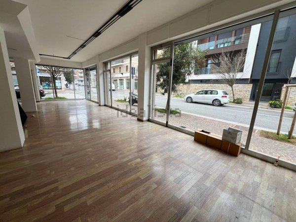 negozio in affitto a Pesaro in zona Centro Città