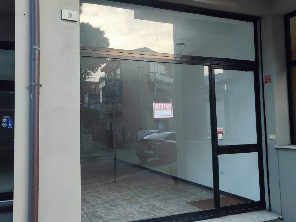 negozio in affitto a Pesaro in zona Soria